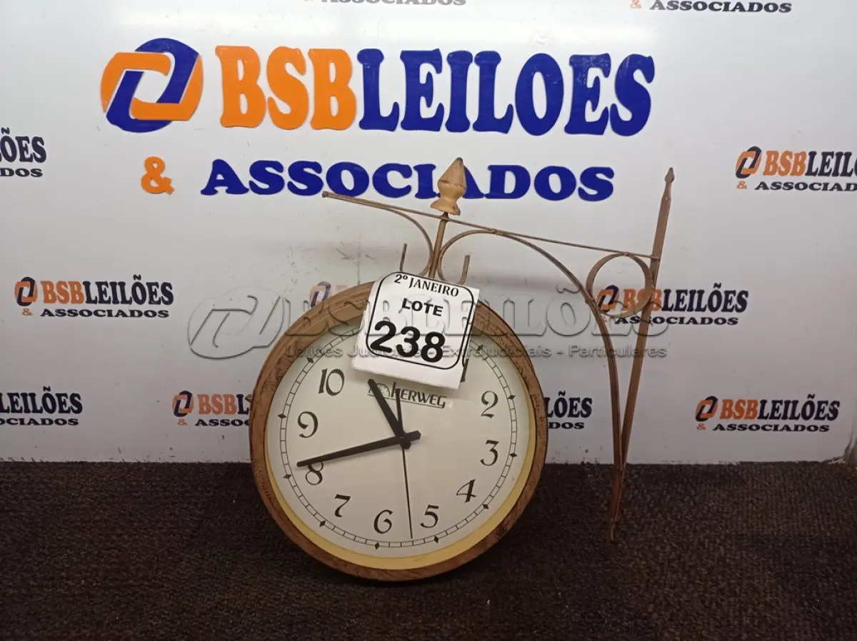 LOTE 238 - 01 RELÓGIO DE PARADE ANTIGO. (NO ESTADO) ATENÇÃO! FAZER A VISITAÇÃO ANTES DE ARREMATAR, NÃO SABEMOS SE FUNCIONA. LEILÃO NÃO TEM GARANTIA E NEM DEVOLUÇÃO, SUJEITO A POSSÍVEIS AVARIAS VISÍVEIS/OCULTAS E/OU AUSÊNCIA DE COMPONENTES.