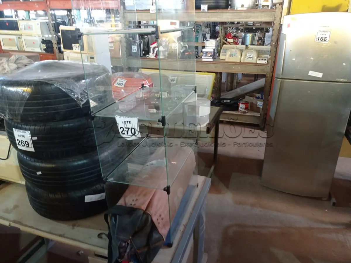 LOTE 270 - 01 ESTANTE EM VIDRO E 01 SACO DE PANCADA. (NO ESTADO) ATENÇÃO! FAZER A VISITAÇÃO ANTES DE ARREMATAR, NÃO SABEMOS SE FUNCIONA. LEILÃO NÃO TEM GARANTIA E NEM DEVOLUÇÃO, SUJEITO A POSSÍVEIS AVARIAS VISÍVEIS/OCULTAS E/OU AUSÊNCIA DE COMPONENTES.