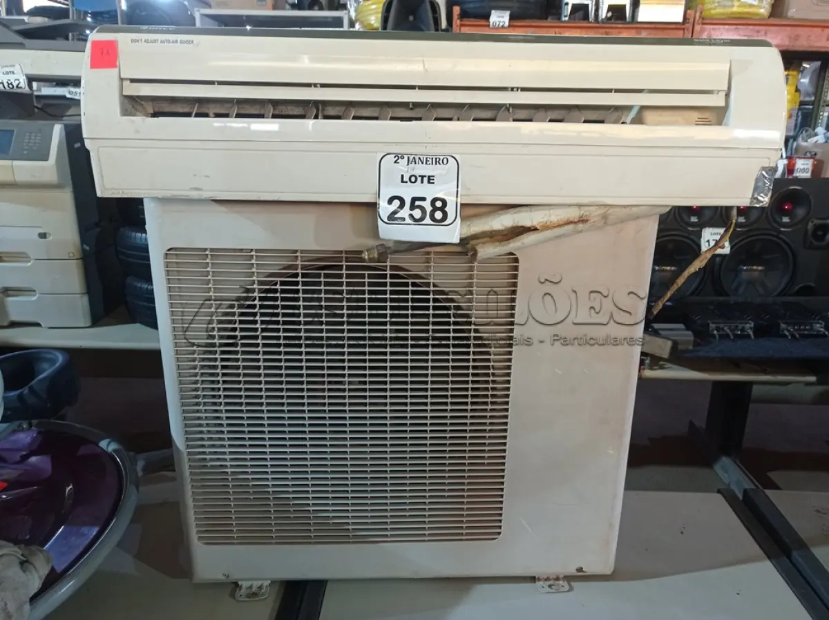 LOTE 258 - 01 CONDENSADORA E 01 EVAPORADORA MARCA GREE. (NO ESTADO) ATENÇÃO! FAZER A VISITAÇÃO ANTES DE ARREMATAR, NÃO SABEMOS SE FUNCIONA. LEILÃO NÃO TEM GARANTIA E NEM DEVOLUÇÃO, SUJEITO A POSSÍVEIS AVARIAS VISÍVEIS/OCULTAS E/OU AUSÊNCIA DE COMPONENTES.