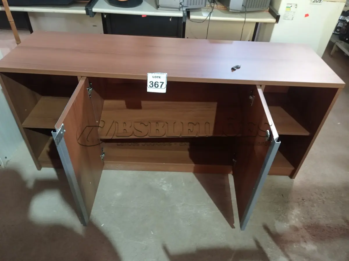 LOTE 367 - 01 RACK EM MADEIRA COM 02 PORTAS PARA ESCRITÓRIO. (NO ESTADO) ATENÇÃO! FAZER A VISITAÇÃO ANTES DE ARREMATAR, NÃO SABEMOS SE FUNCIONA. LEILÃO NÃO TEM GARANTIA E NEM DEVOLUÇÃO, SUJEITO A POSSÍVEIS AVARIAS VISÍVEIS/OCULTAS E/OU AUSÊNCIA DE COMPONENTES.