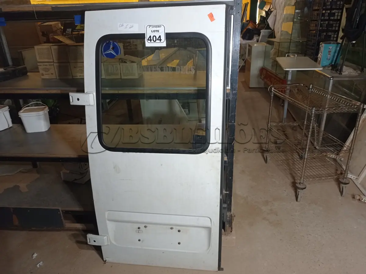 LOTE 404 - 01 PORTA DE VAN SPRINGER MERCEDES BENZ. (NO ESTADO) ATENÇÃO! FAZER A VISITAÇÃO ANTES DE ARREMATAR, NÃO SABEMOS SE FUNCIONA. LEILÃO NÃO TEM GARANTIA E NEM DEVOLUÇÃO, SUJEITO A POSSÍVEIS AVARIAS VISÍVEIS/OCULTAS E/OU AUSÊNCIA DE COMPONENTES.