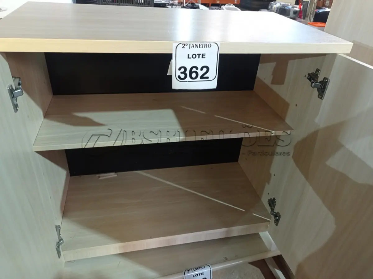 LOTE 362 - 01 ARMÁRIO PARA ESCRITÓRIO EM MADEIRA 02 PORTAS. (NO ESTADO) ATENÇÃO! FAZER A VISITAÇÃO ANTES DE ARREMATAR, NÃO SABEMOS SE FUNCIONA. LEILÃO NÃO TEM GARANTIA E NEM DEVOLUÇÃO, SUJEITO A POSSÍVEIS AVARIAS VISÍVEIS/OCULTAS E/OU AUSÊNCIA DE COMPONENTES.