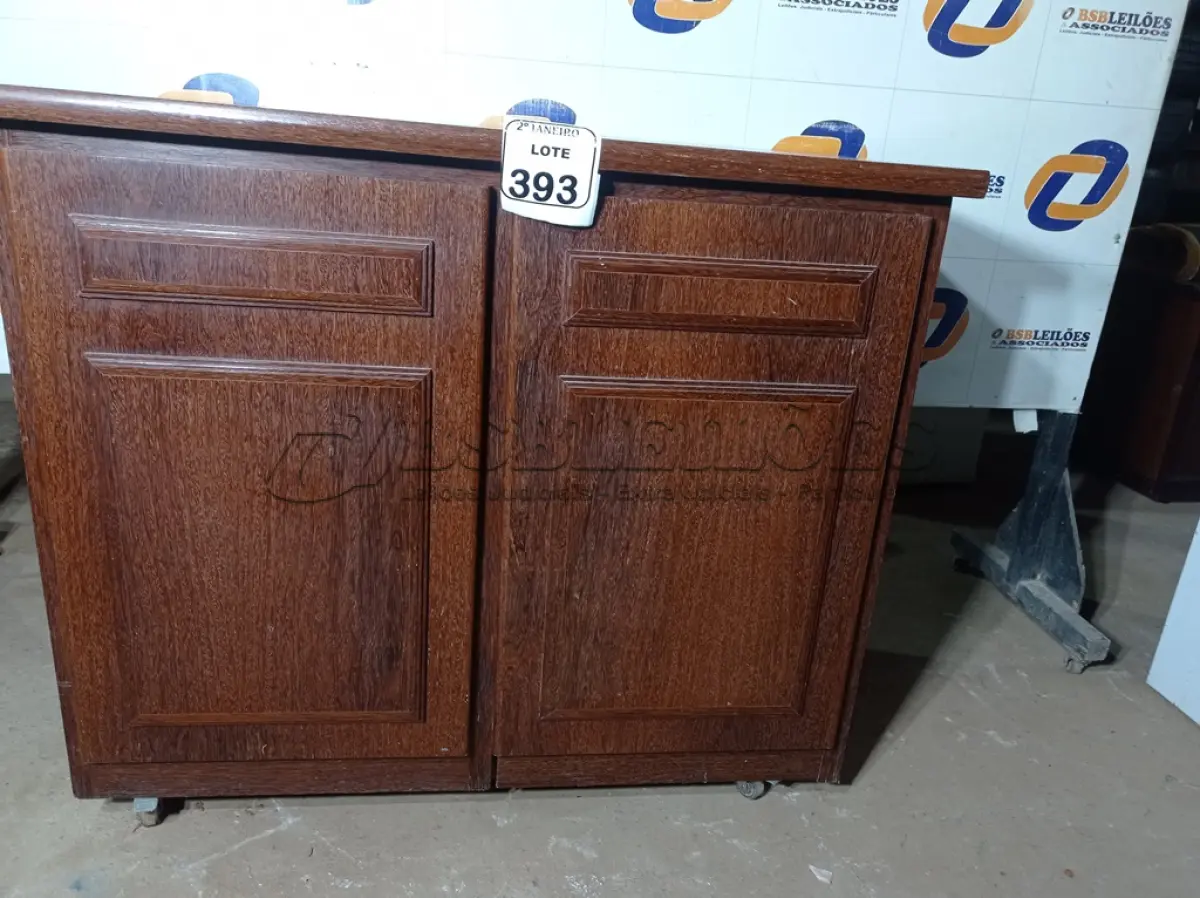 LOTE 393 - 01 ARMÁRIO EM MADEIRA COM 02 PORTAS PARA ESCRITÓRIO. (NO ESTADO) ATENÇÃO! FAZER A VISITAÇÃO ANTES DE ARREMATAR, NÃO SABEMOS SE FUNCIONA. LEILÃO NÃO TEM GARANTIA E NEM DEVOLUÇÃO, SUJEITO A POSSÍVEIS AVARIAS VISÍVEIS/OCULTAS E/OU AUSÊNCIA DE COMPONENTES.