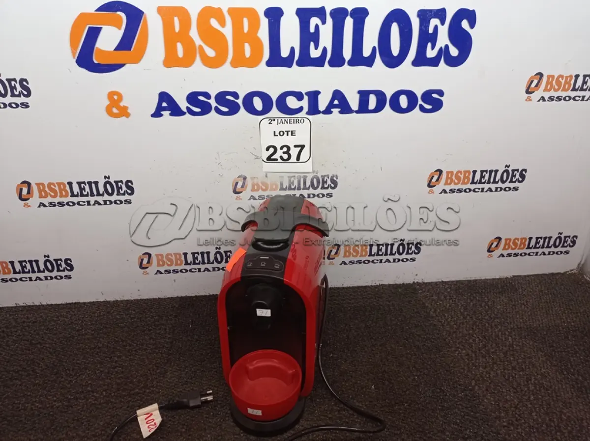 LOTE 237 - 01 CAFETEIRA ELÉTRICA. (NO ESTADO) ATENÇÃO! FAZER A VISITAÇÃO ANTES DE ARREMATAR, NÃO SABEMOS SE FUNCIONA. LEILÃO NÃO TEM GARANTIA E NEM DEVOLUÇÃO, SUJEITO A POSSÍVEIS AVARIAS VISÍVEIS/OCULTAS E/OU AUSÊNCIA DE COMPONENTES.