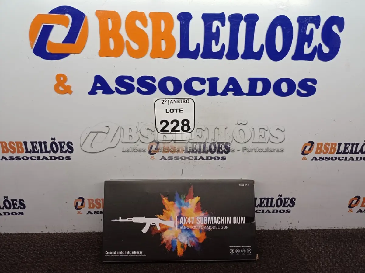 LOTE 228 - 01 AK 47 SUBMACHINI GUN BOLINHA DE GEL.(NOVO) (NO ESTADO) ATENÇÃO! FAZER A VISITAÇÃO ANTES DE ARREMATAR, NÃO SABEMOS SE FUNCIONA. LEILÃO NÃO TEM GARANTIA E NEM DEVOLUÇÃO, SUJEITO A POSSÍVEIS AVARIAS VISÍVEIS/OCULTAS E/OU AUSÊNCIA DE COMPONENTES.