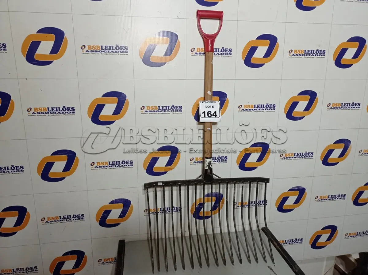 LOTE 164 - 01 GARFO P/FENO. (NO ESTADO) ATENÇÃO! FAZER A VISITAÇÃO ANTES DE ARREMATAR, NÃO SABEMOS SE FUNCIONA. LEILÃO NÃO TEM GARANTIA E NEM DEVOLUÇÃO, SUJEITO A POSSÍVEIS AVARIAS VISÍVEIS/OCULTAS E/OU AUSÊNCIA DE COMPONENTES.