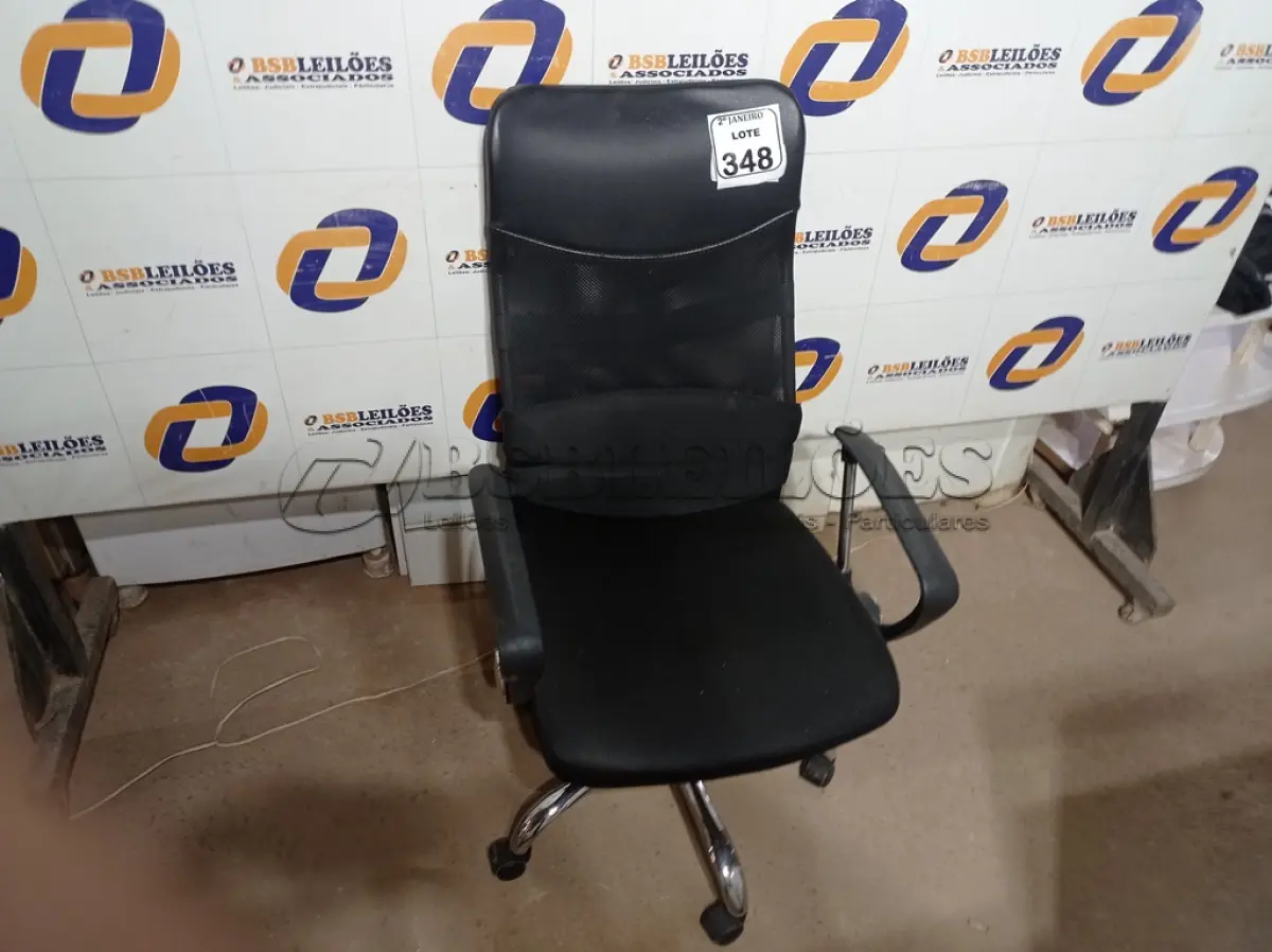 LOTE 348 - 01 CADEIRA DE ESCRITÓRIO COM ESPALDAR ALTO. (NO ESTADO) ATENÇÃO! FAZER A VISITAÇÃO ANTES DE ARREMATAR, NÃO SABEMOS SE FUNCIONA. LEILÃO NÃO TEM GARANTIA E NEM DEVOLUÇÃO, SUJEITO A POSSÍVEIS AVARIAS VISÍVEIS/OCULTAS E/OU AUSÊNCIA DE COMPONENTES.