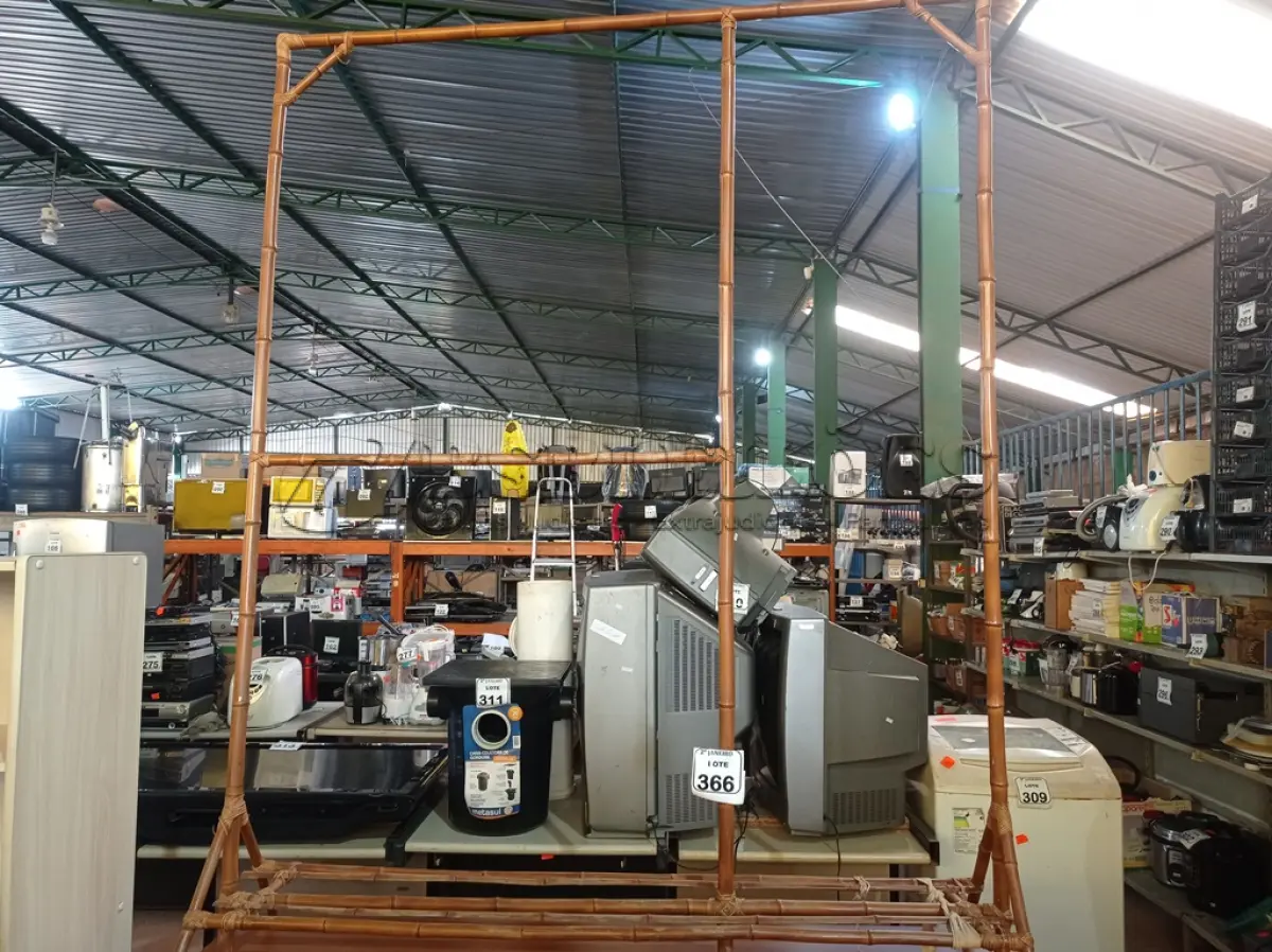 LOTE 366 - 01 ARARA PARA ROUPAS EM BAMBU. (NO ESTADO) ATENÇÃO! FAZER A VISITAÇÃO ANTES DE ARREMATAR, NÃO SABEMOS SE FUNCIONA. LEILÃO NÃO TEM GARANTIA E NEM DEVOLUÇÃO, SUJEITO A POSSÍVEIS AVARIAS VISÍVEIS/OCULTAS E/OU AUSÊNCIA DE COMPONENTES.