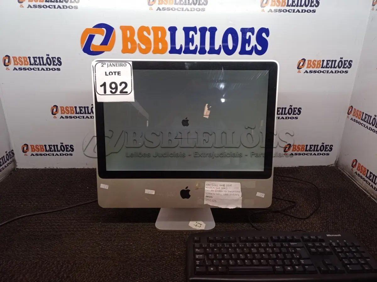 LOTE 192 - 01 IMAC CORE2 DUO, 2GB RAM, HD 250GB C/TECLADO E MOUSE. (NO ESTADO) ATENÇÃO! FAZER A VISITAÇÃO ANTES DE ARREMATAR, NÃO SABEMOS SE FUNCIONA. LEILÃO NÃO TEM GARANTIA E NEM DEVOLUÇÃO, SUJEITO A POSSÍVEIS AVARIAS VISÍVEIS/OCULTAS E/OU AUSÊNCIA DE COMPONENTES.