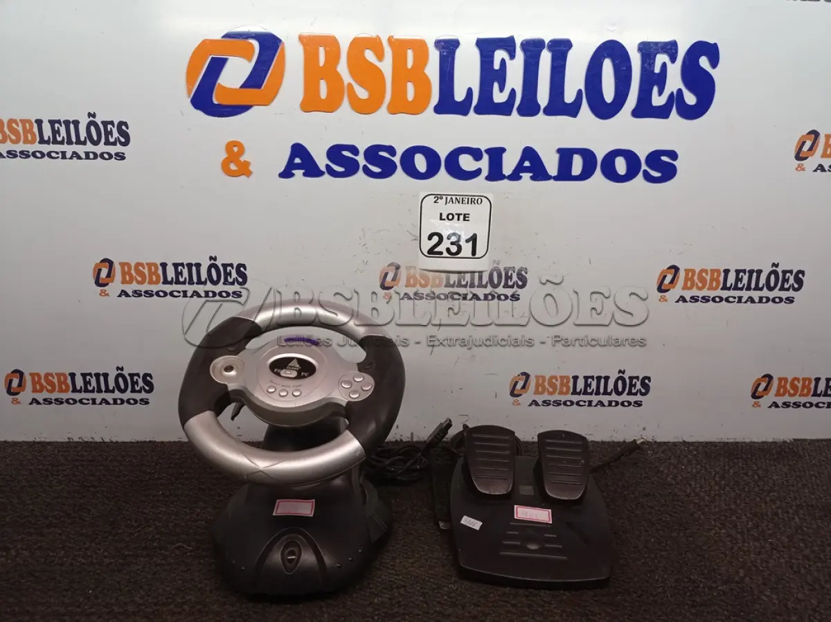 LOTE 231 - 01 VOLANTE PARA VÍDEO GAME COM PEDAIS. (NO ESTADO) ATENÇÃO! FAZER A VISITAÇÃO ANTES DE ARREMATAR, NÃO SABEMOS SE FUNCIONA. LEILÃO NÃO TEM GARANTIA E NEM DEVOLUÇÃO, SUJEITO A POSSÍVEIS AVARIAS VISÍVEIS/OCULTAS E/OU AUSÊNCIA DE COMPONENTES.