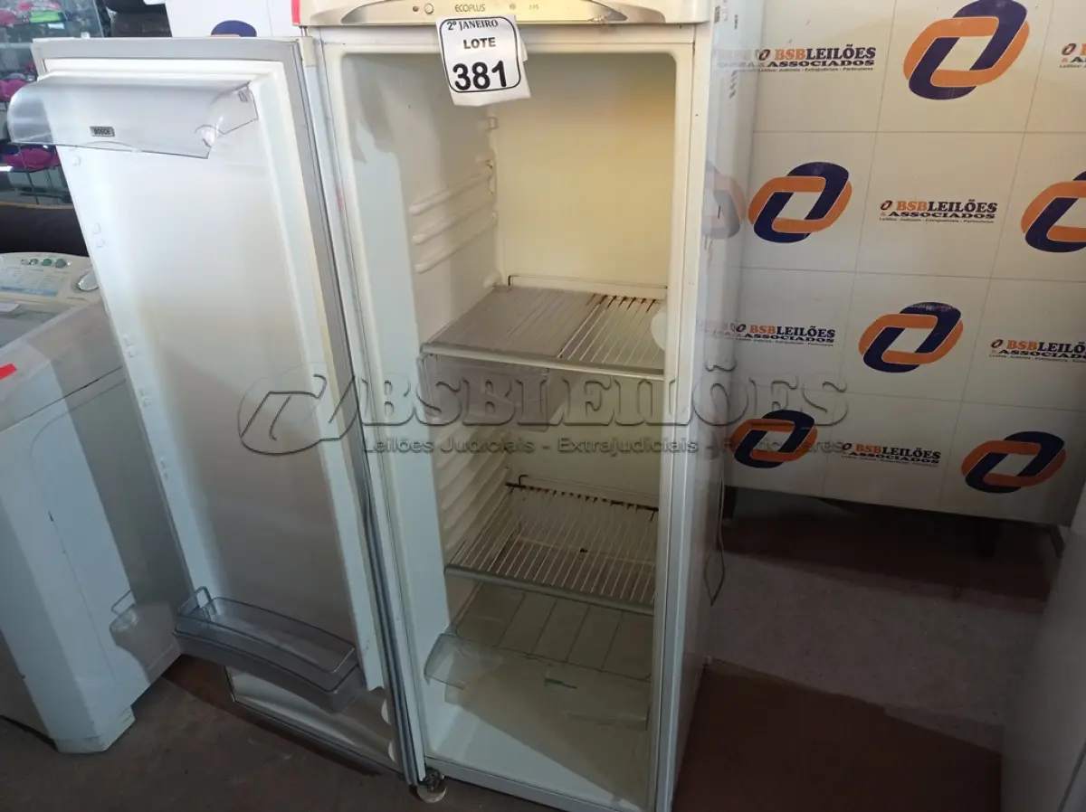 LOTE 381 - 01 GELADEIRA MARCA BOSCH 220V. (NO ESTADO) ATENÇÃO! FAZER A VISITAÇÃO ANTES DE ARREMATAR, NÃO SABEMOS SE FUNCIONA. LEILÃO NÃO TEM GARANTIA E NEM DEVOLUÇÃO, SUJEITO A POSSÍVEIS AVARIAS VISÍVEIS/OCULTAS E/OU AUSÊNCIA DE COMPONENTES.
