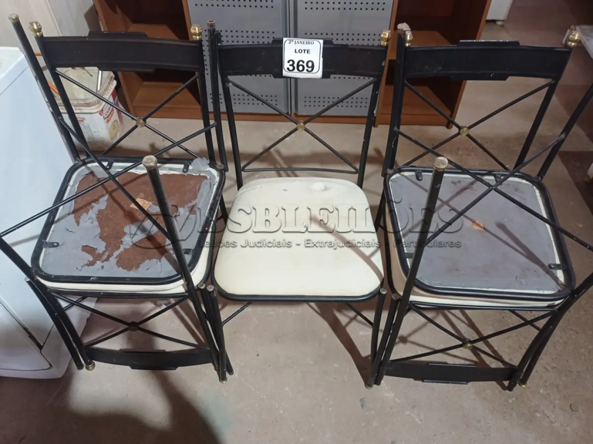LOTE 369 - 05 CADEIRAS EM FERRO C/ ACENTO ESTOFADOS. (NO ESTADO) ATENÇÃO! FAZER A VISITAÇÃO ANTES DE ARREMATAR, NÃO SABEMOS SE FUNCIONA. LEILÃO NÃO TEM GARANTIA E NEM DEVOLUÇÃO, SUJEITO A POSSÍVEIS AVARIAS VISÍVEIS/OCULTAS E/OU AUSÊNCIA DE COMPONENTES.