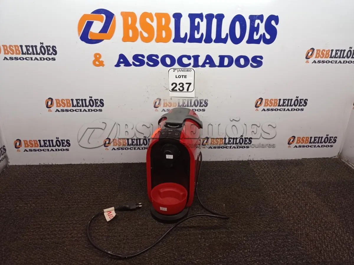 LOTE 237 - 01 CAFETEIRA ELÉTRICA. (NO ESTADO) ATENÇÃO! FAZER A VISITAÇÃO ANTES DE ARREMATAR, NÃO SABEMOS SE FUNCIONA. LEILÃO NÃO TEM GARANTIA E NEM DEVOLUÇÃO, SUJEITO A POSSÍVEIS AVARIAS VISÍVEIS/OCULTAS E/OU AUSÊNCIA DE COMPONENTES.