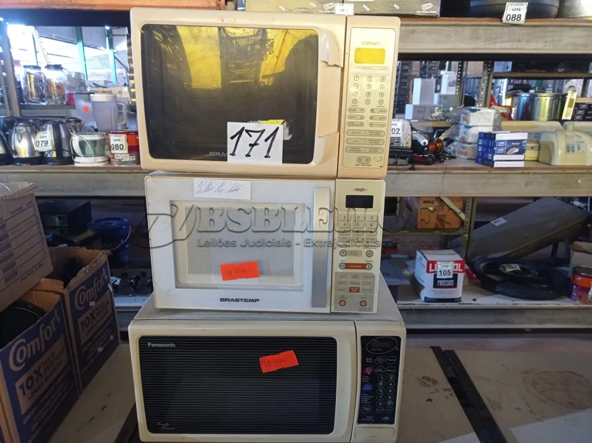 LOTE 171 - 03 MICRO-ONDAS DIVERSOS. (NO ESTADO) ATENÇÃO! FAZER A VISITAÇÃO ANTES DE ARREMATAR, NÃO SABEMOS SE FUNCIONA. LEILÃO NÃO TEM GARANTIA E NEM DEVOLUÇÃO, SUJEITO A POSSÍVEIS AVARIAS VISÍVEIS/OCULTAS E/OU AUSÊNCIA DE COMPONENTES.