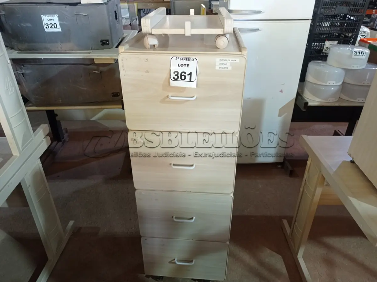 LOTE 361 - 01 ARQUIVO EM MADEIRA PARA ESCRITÓRIO. (NO ESTADO) ATENÇÃO! FAZER A VISITAÇÃO ANTES DE ARREMATAR, NÃO SABEMOS SE FUNCIONA. LEILÃO NÃO TEM GARANTIA E NEM DEVOLUÇÃO, SUJEITO A POSSÍVEIS AVARIAS VISÍVEIS/OCULTAS E/OU AUSÊNCIA DE COMPONENTES.