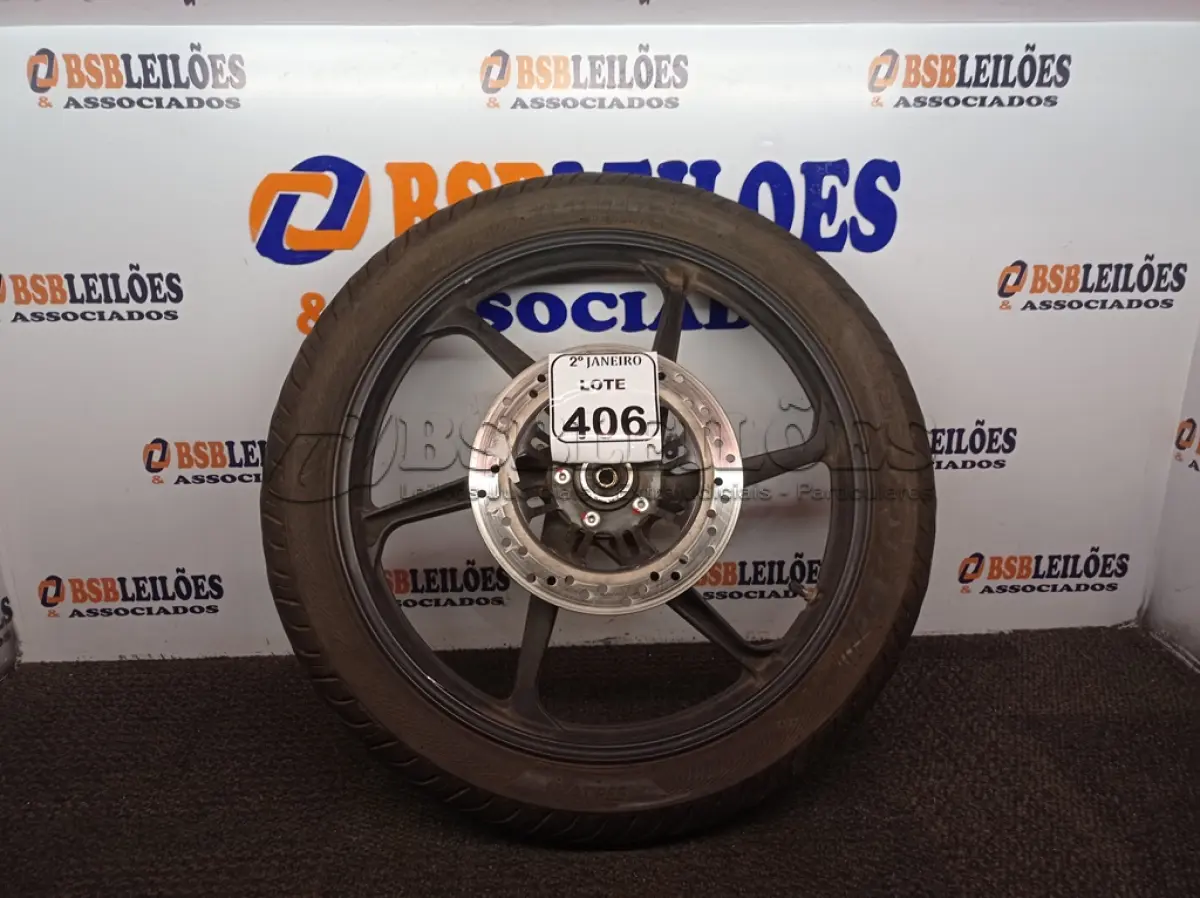 LOTE 406 - 01 RODA P/MOTO COM PNEU E CÂMARA DE AR, ARO “18. PARA HONDA 150 E 160 CILINDRADAS. (NO ESTADO) ATENÇÃO! FAZER A VISITAÇÃO ANTES DE ARREMATAR, NÃO SABEMOS SE FUNCIONA. LEILÃO NÃO TEM GARANTIA E NEM DEVOLUÇÃO, SUJEITO A POSSÍVEIS AVARIAS VISÍVEIS/OCULTAS E/OU AUSÊNCIA DE COMPONENTES.