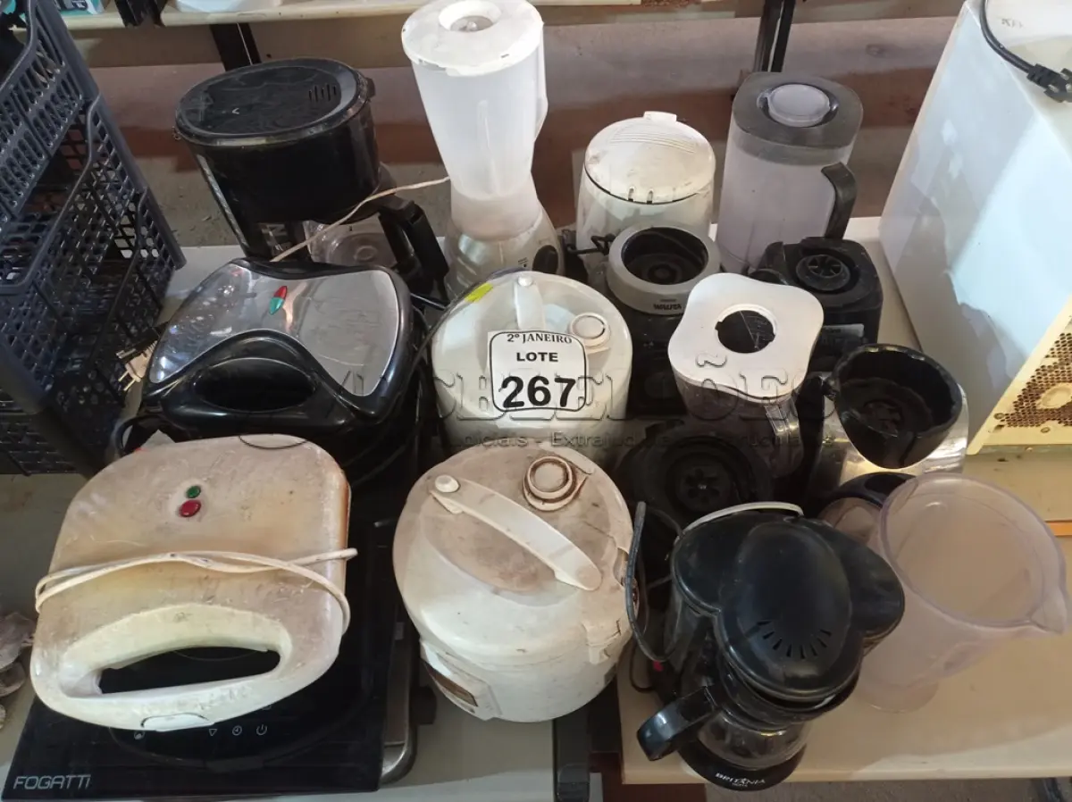 LOTE 267 - 01 LOTE COM PANELAS ELÉTRICAS, SANDUICHEIRAS, CAFETEIRAS, LIQUIDIFICADORES E FOGÕES ELÉTRICOS. (NO ESTADO) ATENÇÃO! FAZER A VISITAÇÃO ANTES DE ARREMATAR, NÃO SABEMOS SE FUNCIONA. LEILÃO NÃO TEM GARANTIA E NEM DEVOLUÇÃO, SUJEITO A POSSÍVEIS AVARIAS VISÍVEIS/OCULTAS E/OU AUSÊNCIA DE COMPONENTES.
