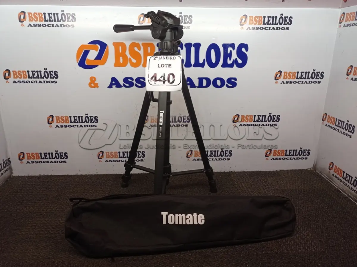 LOTE 440 - 01 TRIPÉ PARA CÂMERA MARCA TOMATE (NOVO). (NO ESTADO) ATENÇÃO! FAZER A VISITAÇÃO ANTES DE ARREMATAR, NÃO SABEMOS SE FUNCIONA. LEILÃO NÃO TEM GARANTIA E NEM DEVOLUÇÃO, SUJEITO A POSSÍVEIS AVARIAS VISÍVEIS/OCULTAS E/OU AUSÊNCIA DE COMPONENTES.