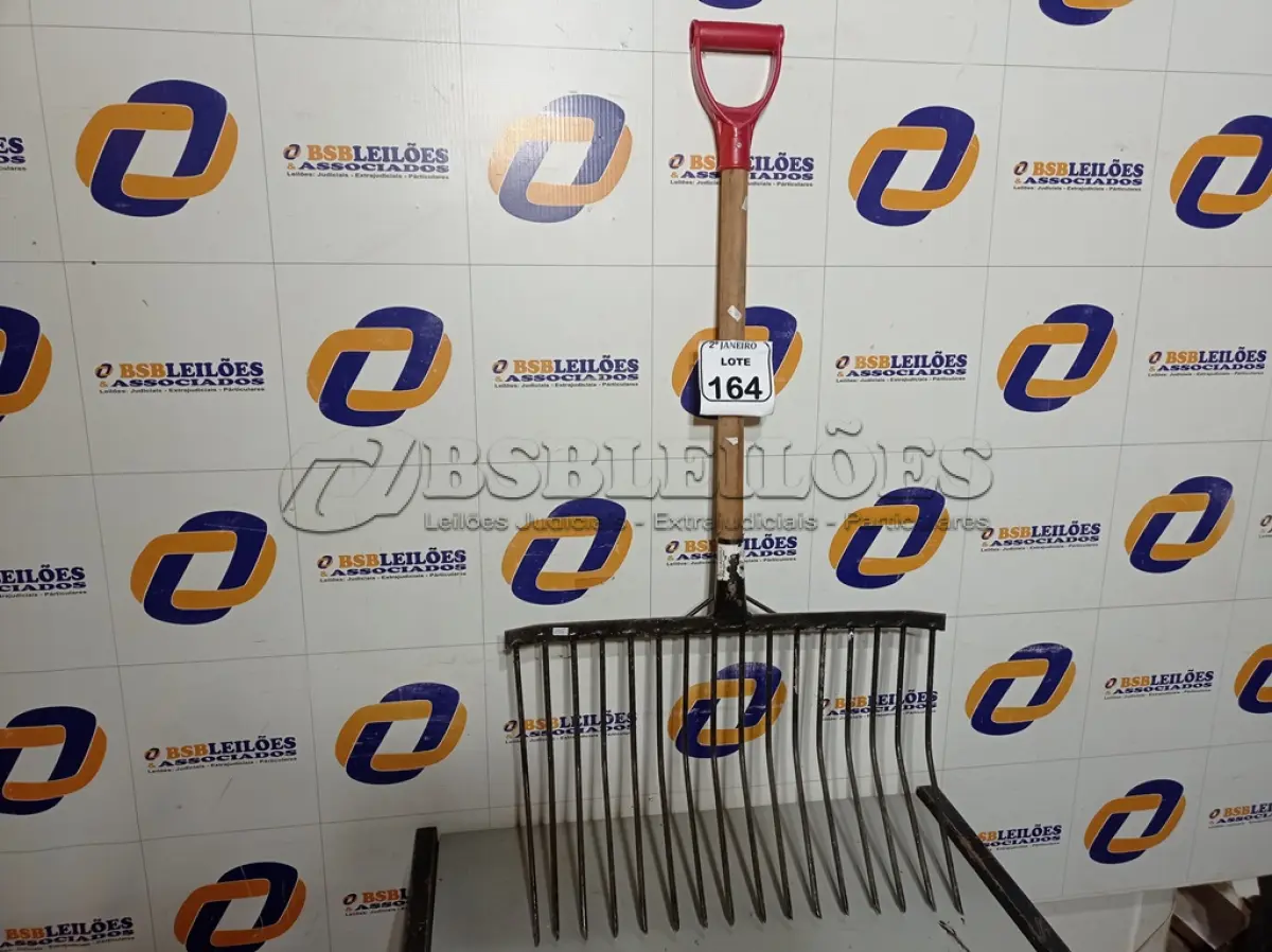 LOTE 164 - 01 GARFO P/FENO. (NO ESTADO) ATENÇÃO! FAZER A VISITAÇÃO ANTES DE ARREMATAR, NÃO SABEMOS SE FUNCIONA. LEILÃO NÃO TEM GARANTIA E NEM DEVOLUÇÃO, SUJEITO A POSSÍVEIS AVARIAS VISÍVEIS/OCULTAS E/OU AUSÊNCIA DE COMPONENTES.