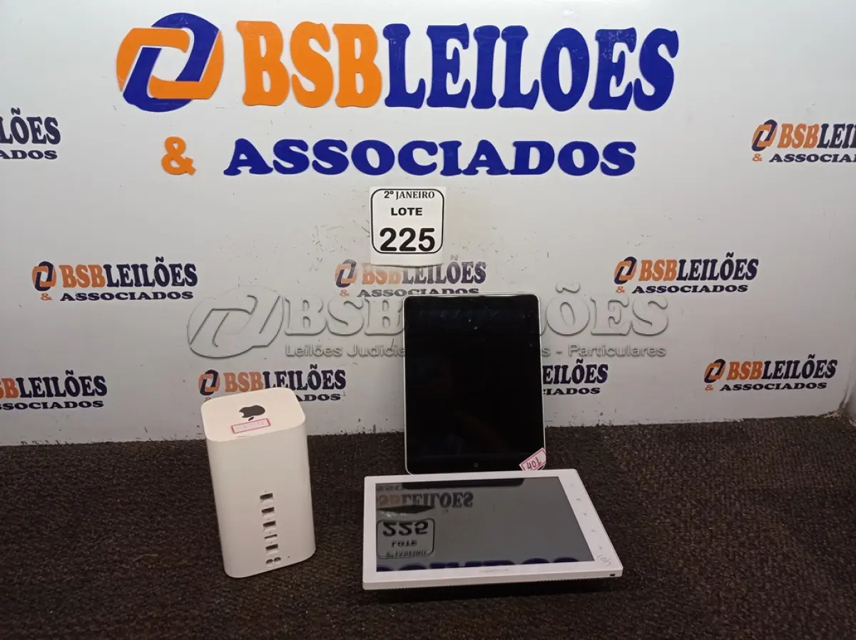LOTE 225 - 01 IPAD16GB, 01 SHWIT AP PARA INTERNET E 01TABLET CRESTON. (NO ESTADO) ATENÇÃO! FAZER A VISITAÇÃO ANTES DE ARREMATAR, NÃO SABEMOS SE FUNCIONA. LEILÃO NÃO TEM GARANTIA E NEM DEVOLUÇÃO, SUJEITO A POSSÍVEIS AVARIAS VISÍVEIS/OCULTAS E/OU AUSÊNCIA DE COMPONENTES.
