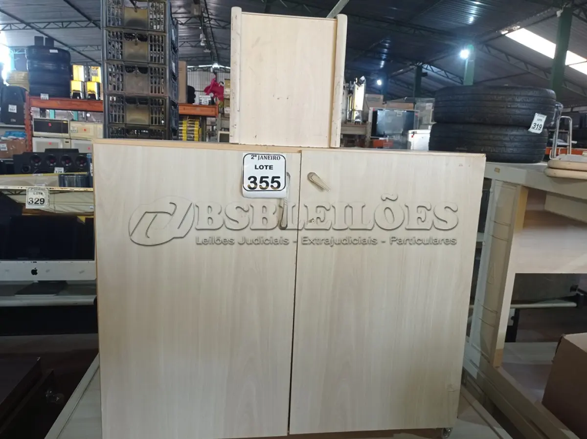 LOTE 355 - 01 ARMÁRIO PARA ESCRITÓRIO EM MADEIRA 02 PORTAS. (NO ESTADO) ATENÇÃO! FAZER A VISITAÇÃO ANTES DE ARREMATAR, NÃO SABEMOS SE FUNCIONA. LEILÃO NÃO TEM GARANTIA E NEM DEVOLUÇÃO, SUJEITO A POSSÍVEIS AVARIAS VISÍVEIS/OCULTAS E/OU AUSÊNCIA DE COMPONENTES.