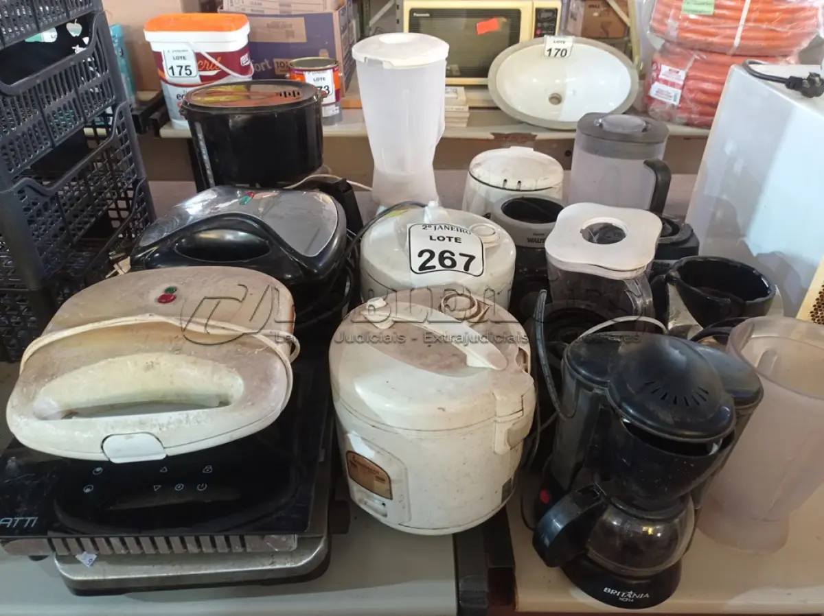 LOTE 267 - 01 LOTE COM PANELAS ELÉTRICAS, SANDUICHEIRAS, CAFETEIRAS, LIQUIDIFICADORES E FOGÕES ELÉTRICOS. (NO ESTADO) ATENÇÃO! FAZER A VISITAÇÃO ANTES DE ARREMATAR, NÃO SABEMOS SE FUNCIONA. LEILÃO NÃO TEM GARANTIA E NEM DEVOLUÇÃO, SUJEITO A POSSÍVEIS AVARIAS VISÍVEIS/OCULTAS E/OU AUSÊNCIA DE COMPONENTES.