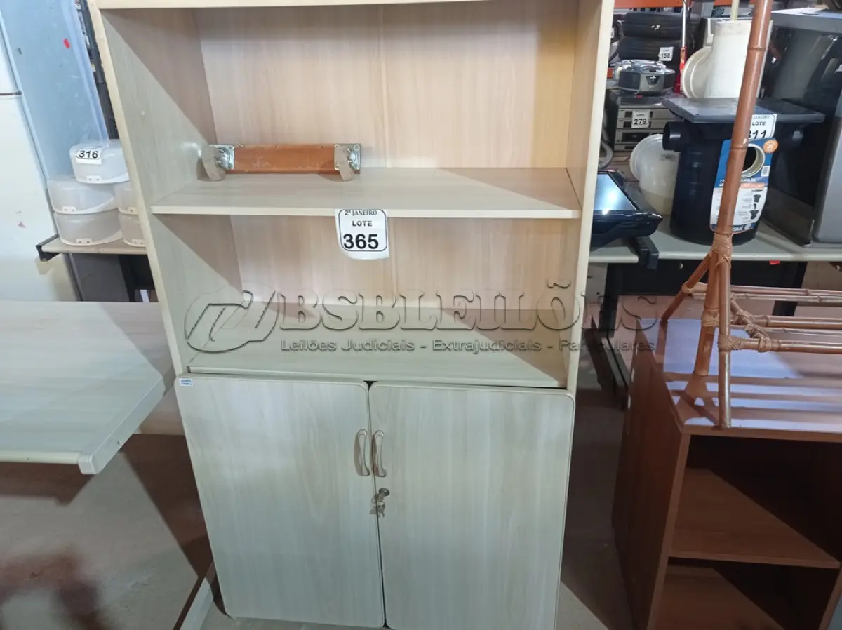 LOTE 365 - 01 ARMÁRIO EM MADEIRA PARA ESCRITÓRIO COM 02 PORTAS E PRATELEIRA. (NO ESTADO) ATENÇÃO! FAZER A VISITAÇÃO ANTES DE ARREMATAR, NÃO SABEMOS SE FUNCIONA. LEILÃO NÃO TEM GARANTIA E NEM DEVOLUÇÃO, SUJEITO A POSSÍVEIS AVARIAS VISÍVEIS/OCULTAS E/OU AUSÊNCIA DE COMPONENTES.