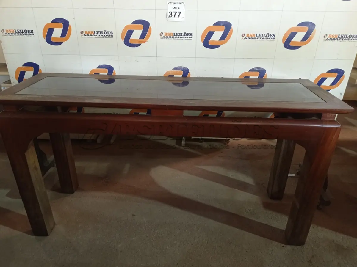 LOTE 377 - 01 APARADOR EM MADEIRA COM VIDRO. (NO ESTADO) ATENÇÃO! FAZER A VISITAÇÃO ANTES DE ARREMATAR, NÃO SABEMOS SE FUNCIONA. LEILÃO NÃO TEM GARANTIA E NEM DEVOLUÇÃO, SUJEITO A POSSÍVEIS AVARIAS VISÍVEIS/OCULTAS E/OU AUSÊNCIA DE COMPONENTES.