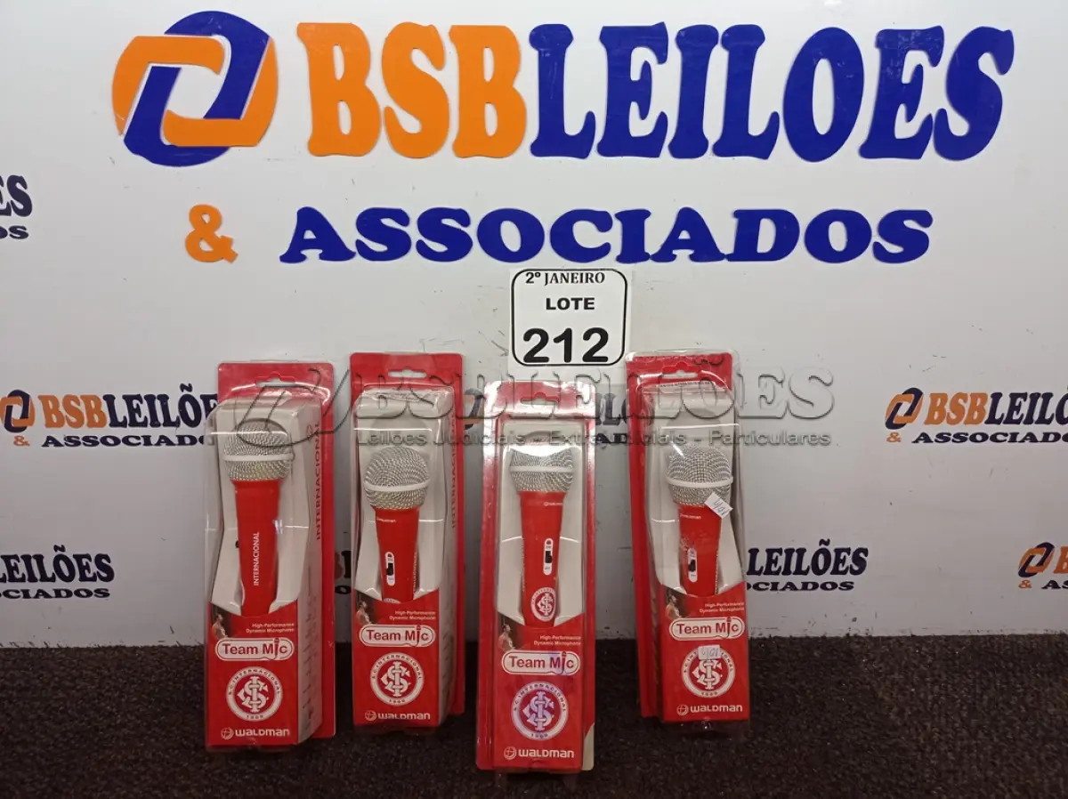 LOTE 212 - 04 MICROFONES SEMI PROFISSIONAL. (NO ESTADO) ATENÇÃO! FAZER A VISITAÇÃO ANTES DE ARREMATAR, NÃO SABEMOS SE FUNCIONA. LEILÃO NÃO TEM GARANTIA E NEM DEVOLUÇÃO, SUJEITO A POSSÍVEIS AVARIAS VISÍVEIS/OCULTAS E/OU AUSÊNCIA DE COMPONENTES.