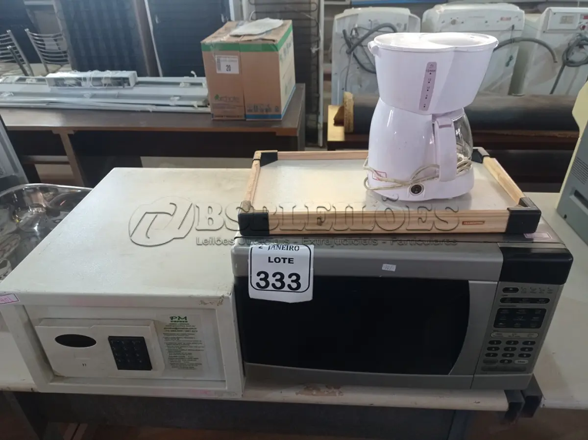 LOTE 333 - 01 MICRO-ONDAS, 01 CAFETEIRA E 01 COFRE DIGITAL C/ SENHA DE FÁBRICA 1234. (NO ESTADO) ATENÇÃO! FAZER A VISITAÇÃO ANTES DE ARREMATAR, NÃO SABEMOS SE FUNCIONA. LEILÃO NÃO TEM GARANTIA E NEM DEVOLUÇÃO, SUJEITO A POSSÍVEIS AVARIAS VISÍVEIS/OCULTAS E/OU AUSÊNCIA DE COMPONENTES.