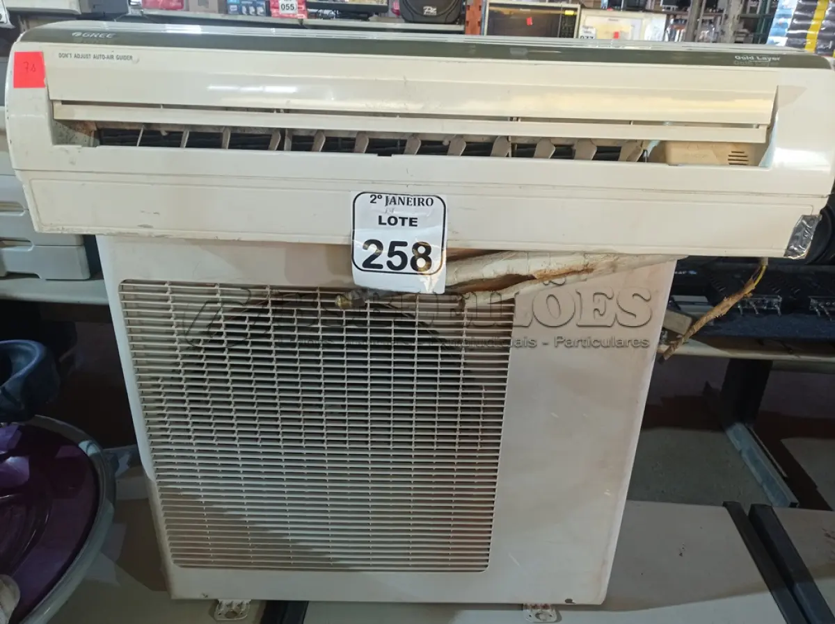 LOTE 258 - 01 CONDENSADORA E 01 EVAPORADORA MARCA GREE. (NO ESTADO) ATENÇÃO! FAZER A VISITAÇÃO ANTES DE ARREMATAR, NÃO SABEMOS SE FUNCIONA. LEILÃO NÃO TEM GARANTIA E NEM DEVOLUÇÃO, SUJEITO A POSSÍVEIS AVARIAS VISÍVEIS/OCULTAS E/OU AUSÊNCIA DE COMPONENTES.