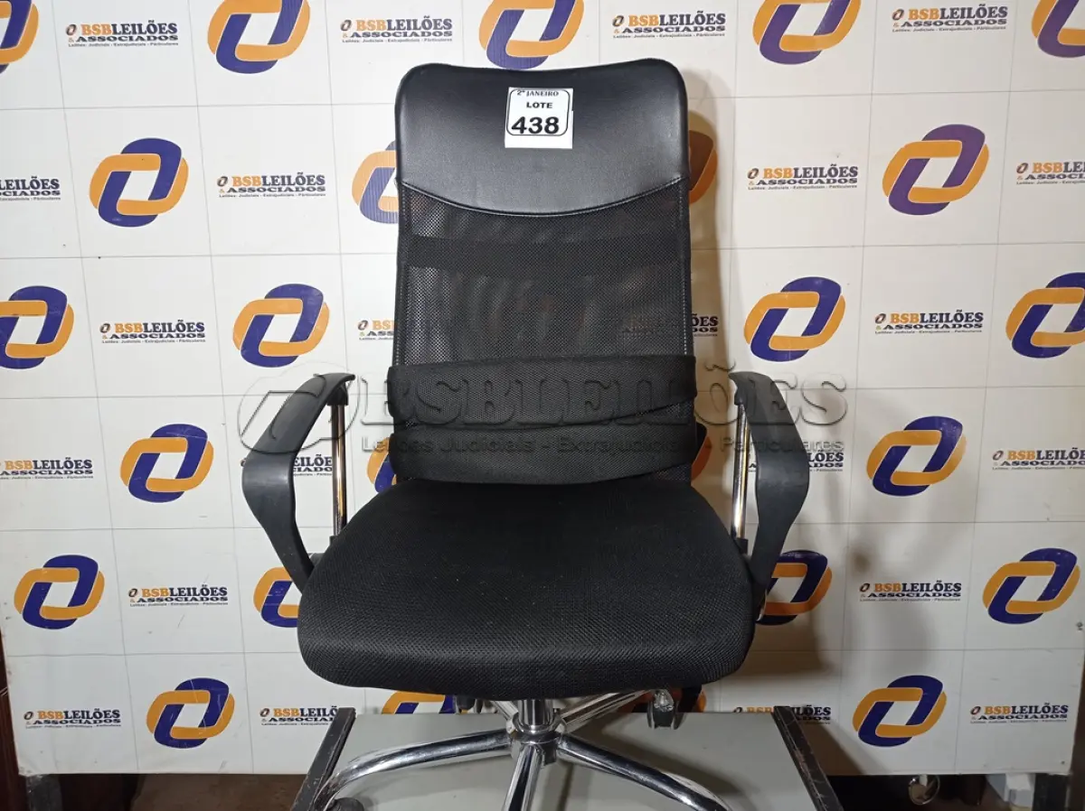 LOTE 438 - 01 CADEIRA DE ESCRITÓRIO COM ESPALDAR ALTO. (NO ESTADO) ATENÇÃO! FAZER A VISITAÇÃO ANTES DE ARREMATAR, NÃO SABEMOS SE FUNCIONA. LEILÃO NÃO TEM GARANTIA E NEM DEVOLUÇÃO, SUJEITO A POSSÍVEIS AVARIAS VISÍVEIS/OCULTAS E/OU AUSÊNCIA DE COMPONENTES.