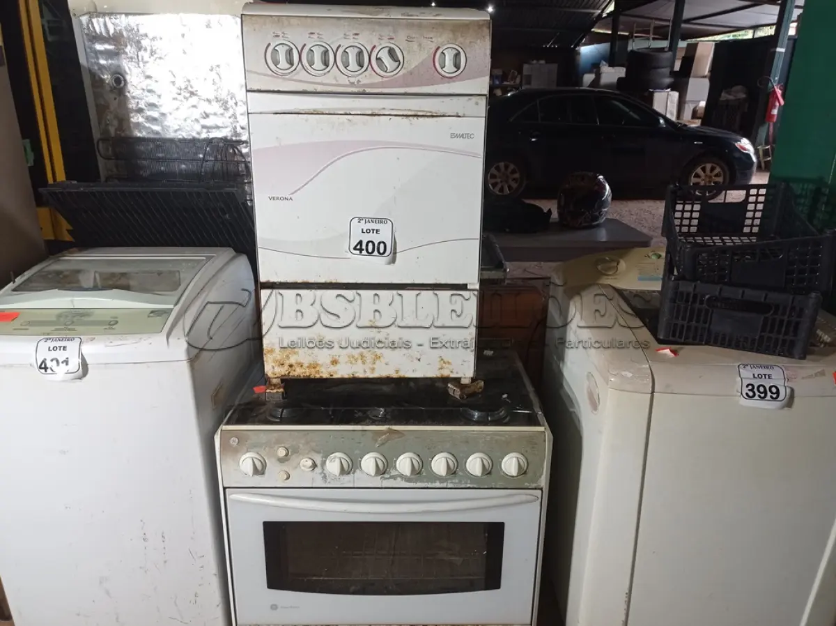 LOTE 400 - 02 FOGÕES PARA RETIRADA DE PEÇAS. (NO ESTADO) ATENÇÃO! FAZER A VISITAÇÃO ANTES DE ARREMATAR, NÃO SABEMOS SE FUNCIONA. LEILÃO NÃO TEM GARANTIA E NEM DEVOLUÇÃO, SUJEITO A POSSÍVEIS AVARIAS VISÍVEIS/OCULTAS E/OU AUSÊNCIA DE COMPONENTES.