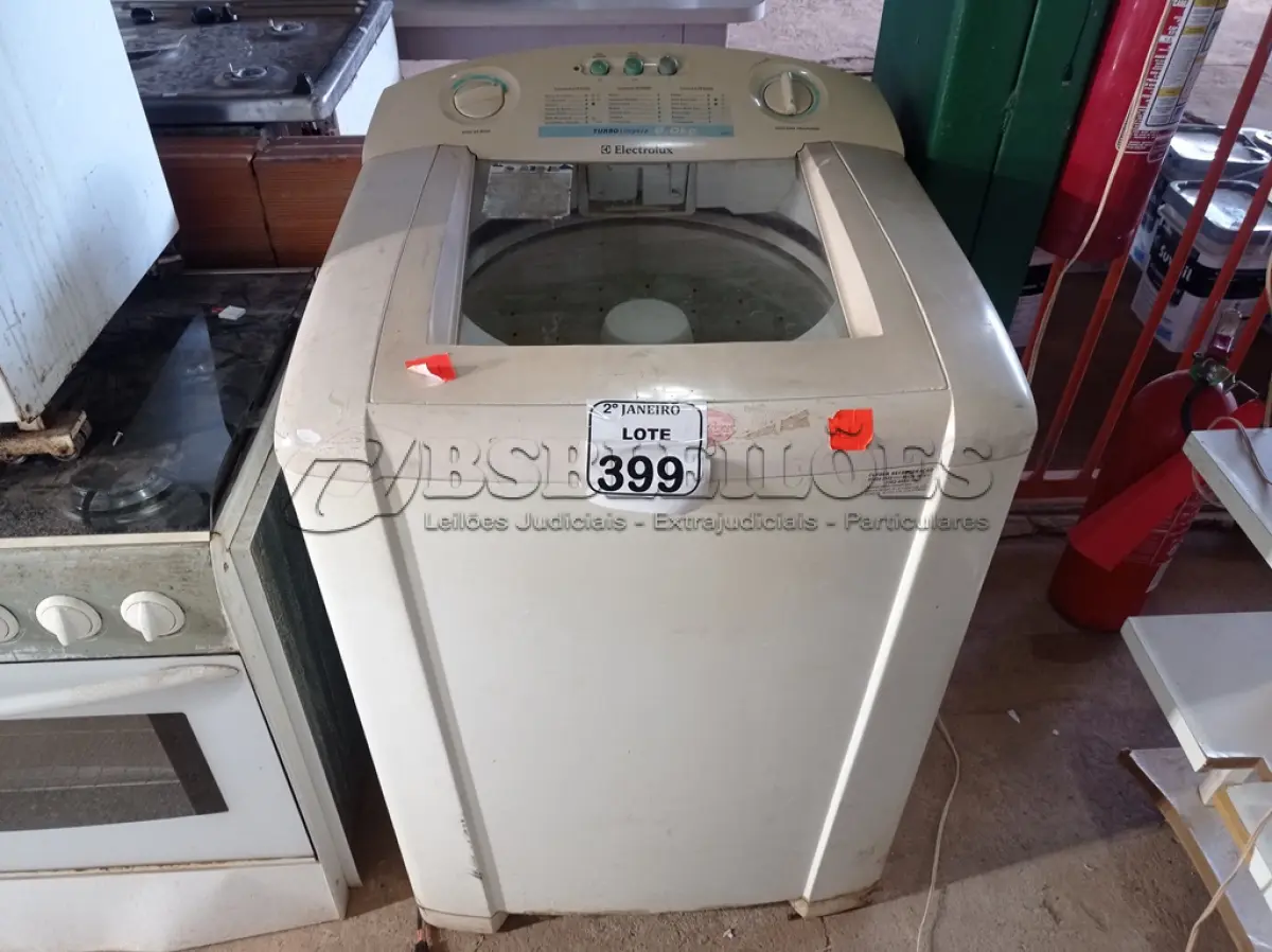 LOTE 399 - 01 MÁQUINA DE LAVAR ROUPAS ELECTROLUX 09KG. (NO ESTADO) ATENÇÃO! FAZER A VISITAÇÃO ANTES DE ARREMATAR, NÃO SABEMOS SE FUNCIONA. LEILÃO NÃO TEM GARANTIA E NEM DEVOLUÇÃO, SUJEITO A POSSÍVEIS AVARIAS VISÍVEIS/OCULTAS E/OU AUSÊNCIA DE COMPONENTES.