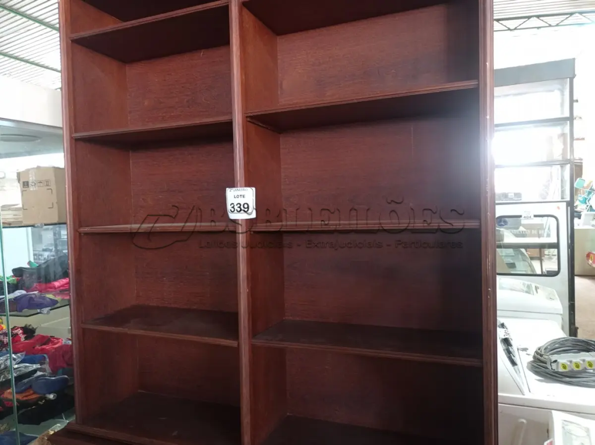 LOTE 339 - 02 ESTANTES EM MADEIRA. (NO ESTADO) ATENÇÃO! FAZER A VISITAÇÃO ANTES DE ARREMATAR, NÃO SABEMOS SE FUNCIONA. LEILÃO NÃO TEM GARANTIA E NEM DEVOLUÇÃO, SUJEITO A POSSÍVEIS AVARIAS VISÍVEIS/OCULTAS E/OU AUSÊNCIA DE COMPONENTES.