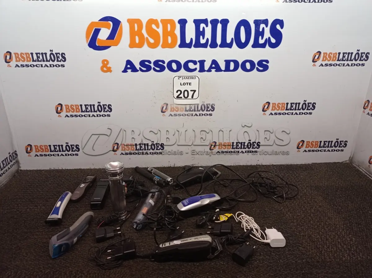 LOTE 207 - 01 LOTE COM MÁQUINAS DE CORTAR CABELO, LANTERNAS E CARREGADORES. (NO ESTADO) ATENÇÃO! FAZER A VISITAÇÃO ANTES DE ARREMATAR, NÃO SABEMOS SE FUNCIONA. LEILÃO NÃO TEM GARANTIA E NEM DEVOLUÇÃO, SUJEITO A POSSÍVEIS AVARIAS VISÍVEIS/OCULTAS E/OU AUSÊNCIA DE COMPONENTES.
