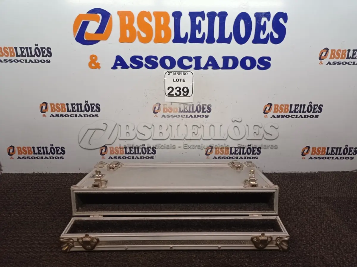 LOTE 239 - 01 MALETA CASE EM ALUMÍNIO. (NO ESTADO) ATENÇÃO! FAZER A VISITAÇÃO ANTES DE ARREMATAR, NÃO SABEMOS SE FUNCIONA. LEILÃO NÃO TEM GARANTIA E NEM DEVOLUÇÃO, SUJEITO A POSSÍVEIS AVARIAS VISÍVEIS/OCULTAS E/OU AUSÊNCIA DE COMPONENTES.