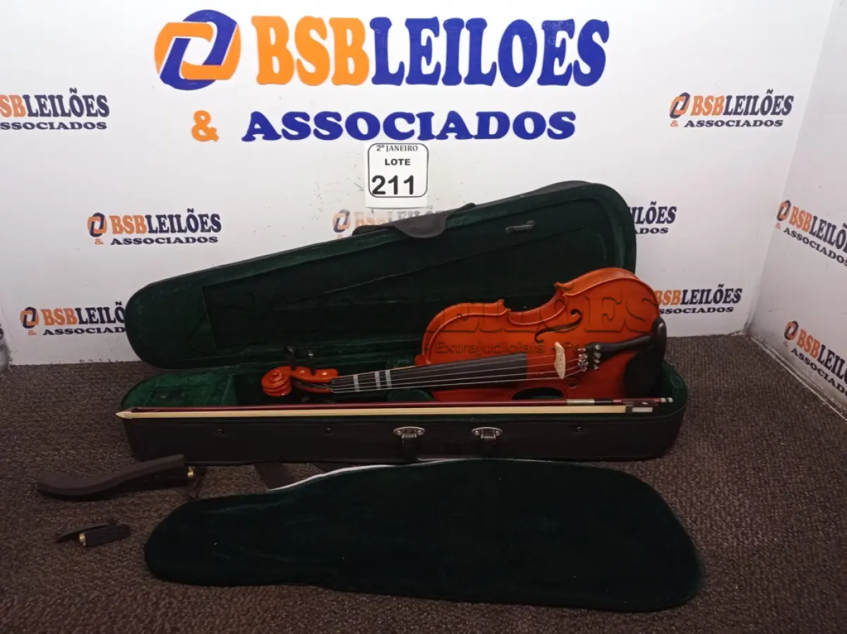 LOTE 211 - 01 VIOLINO MICHAEL COM MALETA. (NO ESTADO) ATENÇÃO! FAZER A VISITAÇÃO ANTES DE ARREMATAR, NÃO SABEMOS SE FUNCIONA. LEILÃO NÃO TEM GARANTIA E NEM DEVOLUÇÃO, SUJEITO A POSSÍVEIS AVARIAS VISÍVEIS/OCULTAS E/OU AUSÊNCIA DE COMPONENTES.