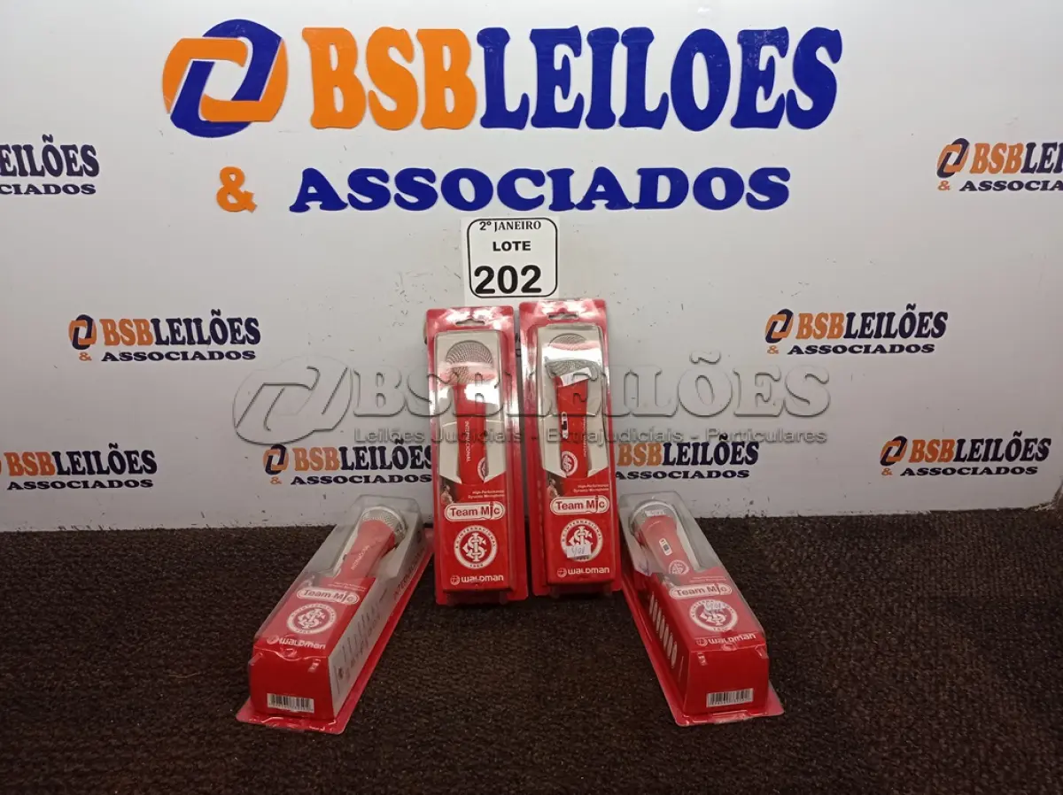 LOTE 202 - 04 MICROFONES SEMI PROFISSIONAL. (NO ESTADO) ATENÇÃO! FAZER A VISITAÇÃO ANTES DE ARREMATAR, NÃO SABEMOS SE FUNCIONA. LEILÃO NÃO TEM GARANTIA E NEM DEVOLUÇÃO, SUJEITO A POSSÍVEIS AVARIAS VISÍVEIS/OCULTAS E/OU AUSÊNCIA DE COMPONENTES.