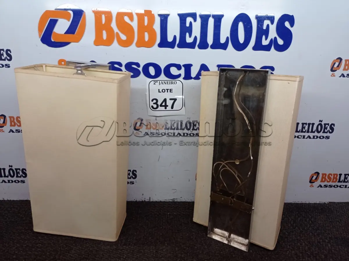LOTE 347 - 02 LUMINÁRIAS DE TETO. (NO ESTADO) ATENÇÃO! FAZER A VISITAÇÃO ANTES DE ARREMATAR, NÃO SABEMOS SE FUNCIONA. LEILÃO NÃO TEM GARANTIA E NEM DEVOLUÇÃO, SUJEITO A POSSÍVEIS AVARIAS VISÍVEIS/OCULTAS E/OU AUSÊNCIA DE COMPONENTES.