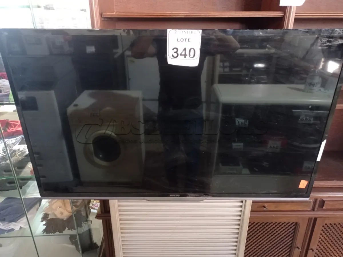 LOTE 340 - 01 TV PHILIPS SEM CONTROLE 46”. (NO ESTADO) ATENÇÃO! FAZER A VISITAÇÃO ANTES DE ARREMATAR, NÃO SABEMOS SE FUNCIONA. LEILÃO NÃO TEM GARANTIA E NEM DEVOLUÇÃO, SUJEITO A POSSÍVEIS AVARIAS VISÍVEIS/OCULTAS E/OU AUSÊNCIA DE COMPONENTES.