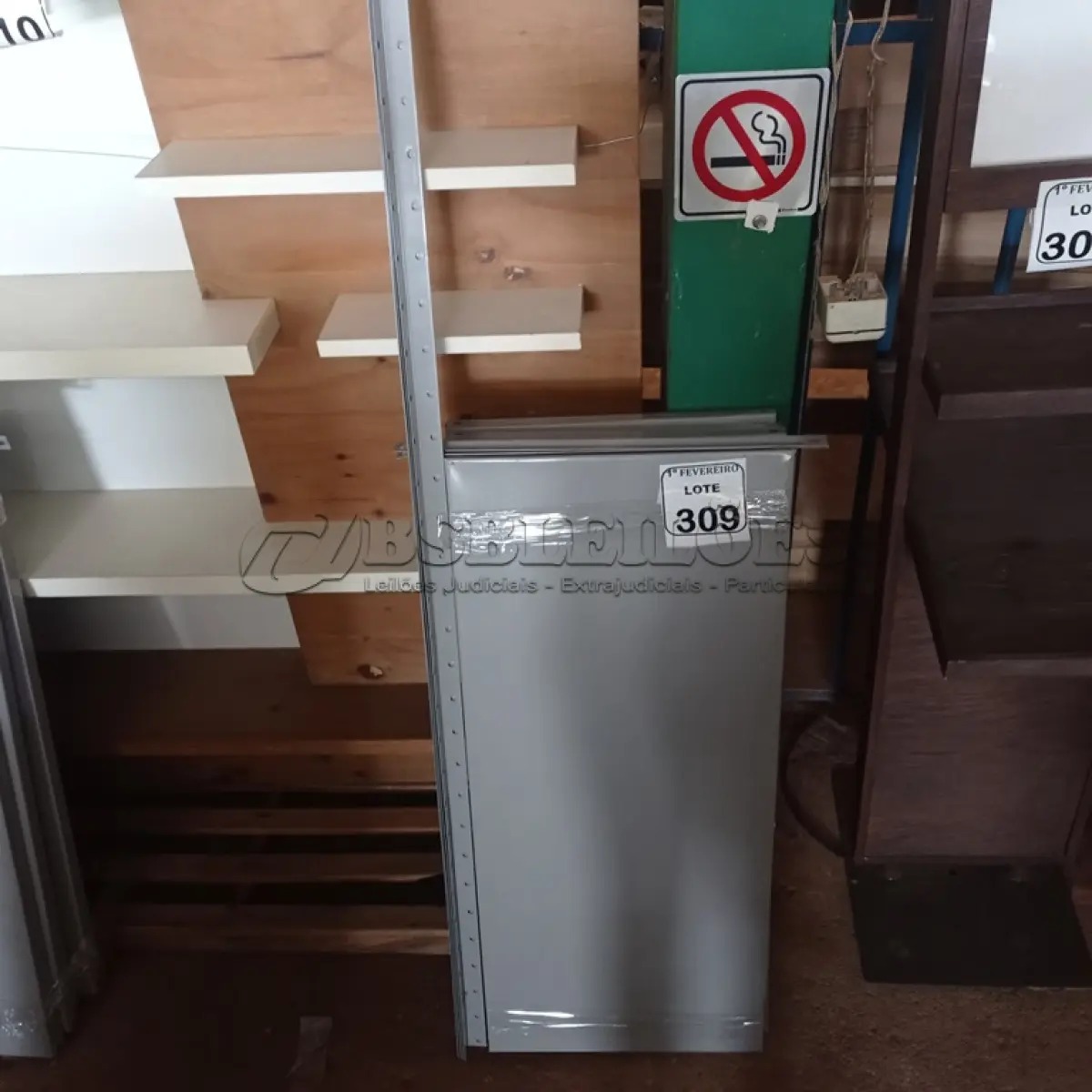 LOTE 309 - 01 ESTANTE DE AÇO COM 04 PRATELEIRAS (DESMONTADAS). (NO ESTADO) ATENÇÃO! FAZER A VISITAÇÃO ANTES DE ARREMATAR, NÃO SABEMOS SE FUNCIONA. LEILÃO NÃO TEM GARANTIA E NEM DEVOLUÇÃO, SUJEITO A POSSÍVEIS AVARIAS VISÍVEIS/OCULTAS E/OU AUSÊNCIA DE COMPONENTES.