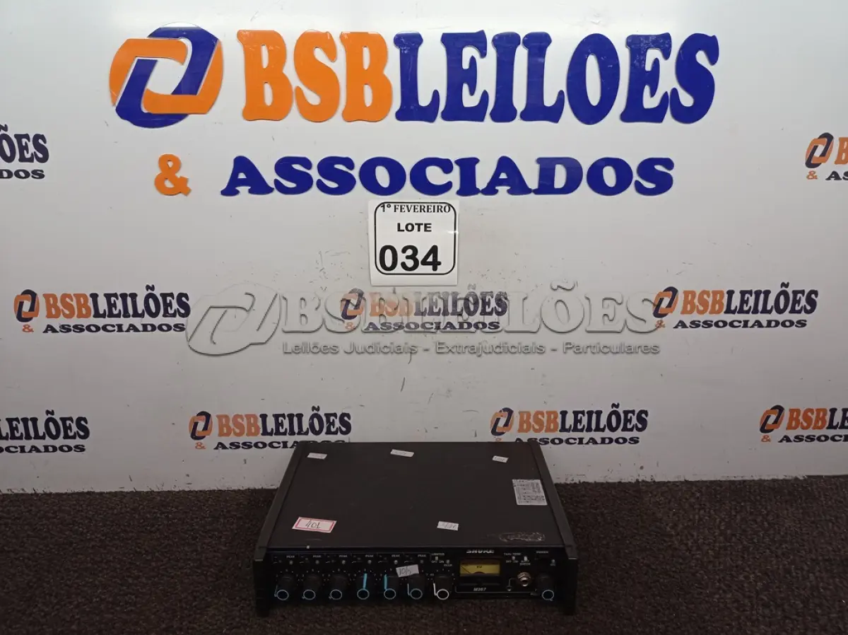 LOTE 034 - 01SISTEMA DE MICROFONE AUTOMÁTICO SHURE MODELO M367. (NO ESTADO) ATENÇÃO! FAZER A VISITAÇÃO ANTES DE ARREMATAR, NÃO SABEMOS SE FUNCIONA. LEILÃO NÃO TEM GARANTIA E NEM DEVOLUÇÃO, SUJEITO A POSSÍVEIS AVARIAS VISÍVEIS/OCULTAS E/OU AUSÊNCIA DE COMPONENTES.