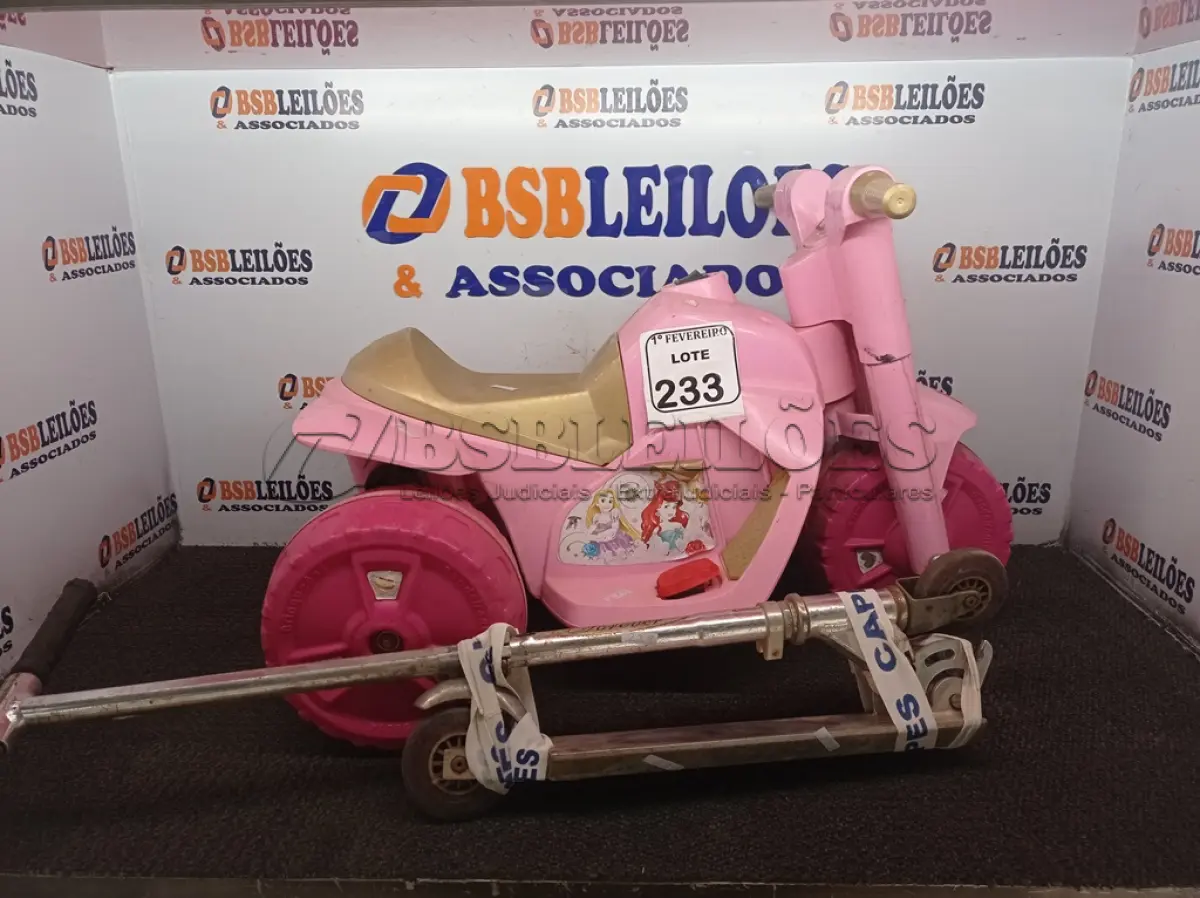 LOTE 233 - 01 VELOTROL PARA CRIANÇA E 01 PATINETE.  (NO ESTADO) ATENÇÃO! FAZER A VISITAÇÃO ANTES DE ARREMATAR, NÃO SABEMOS SE FUNCIONA. LEILÃO NÃO TEM GARANTIA E NEM DEVOLUÇÃO, SUJEITO A POSSÍVEIS AVARIAS VISÍVEIS/OCULTAS E/OU AUSÊNCIA DE COMPONENTES.