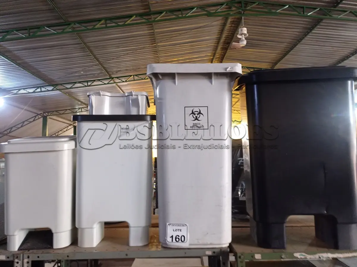 LOTE 160 - 01 LOTE DE LIXEIRAS COM AVARIAS. (NO ESTADO) ATENÇÃO! FAZER A VISITAÇÃO ANTES DE ARREMATAR, NÃO SABEMOS SE FUNCIONA. LEILÃO NÃO TEM GARANTIA E NEM DEVOLUÇÃO, SUJEITO A POSSÍVEIS AVARIAS VISÍVEIS/OCULTAS E/OU AUSÊNCIA DE COMPONENTES.