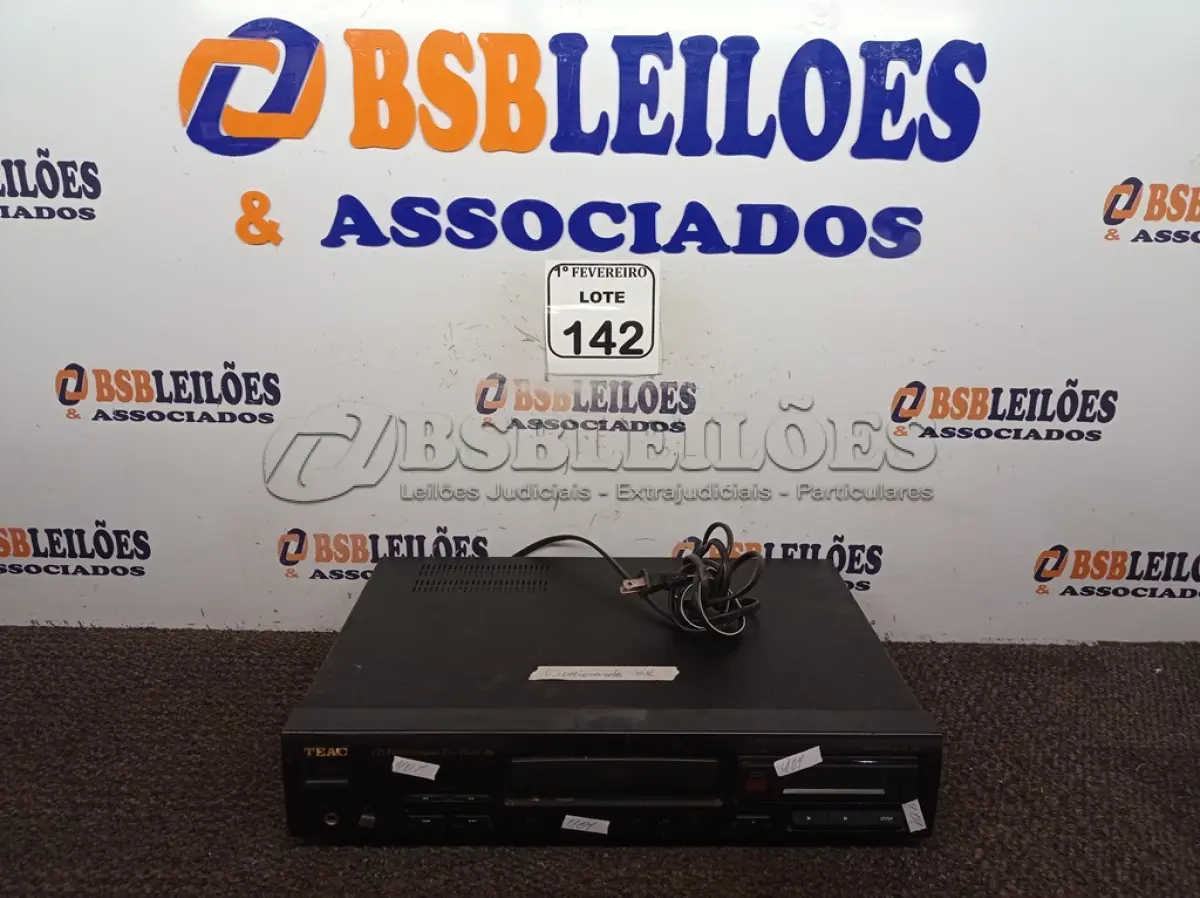 LOTE 142 - 01 APARELHO TOCA CD PLAYER CD-P1100 BIVOLT MARCA TEAC. (NO ESTADO) ATENÇÃO! FAZER A VISITAÇÃO ANTES DE ARREMATAR, NÃO SABEMOS SE FUNCIONA. LEILÃO NÃO TEM GARANTIA E NEM DEVOLUÇÃO, SUJEITO A POSSÍVEIS AVARIAS VISÍVEIS/OCULTAS E/OU AUSÊNCIA DE COMPONENTES.