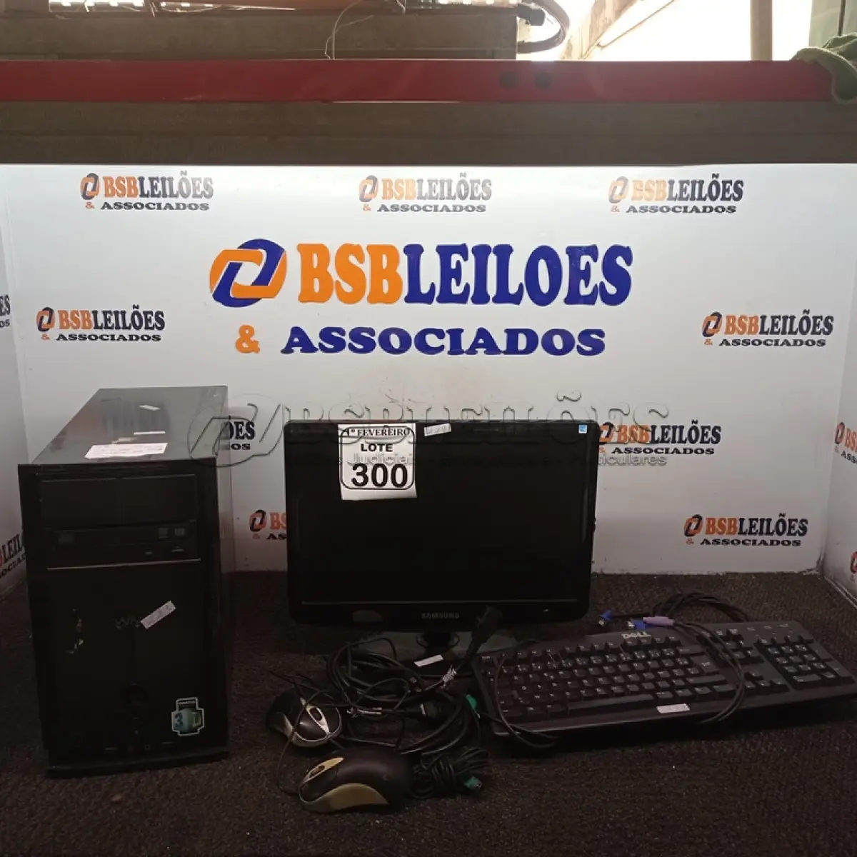LOTE 300 - 01 COMPUTADOR COMPLETO COM 160GB DE HD, 4GB DE RAM E MONITOR DE 15 POLEGADAS. (ACOMPANHA MOUSE, TECLADOS E CABOS) (NO ESTADO) ATENÇÃO! FAZER A VISITAÇÃO ANTES DE ARREMATAR, NÃO SABEMOS SE FUNCIONA. LEILÃO NÃO TEM GARANTIA E NEM DEVOLUÇÃO, SUJEITO A POSSÍVEIS AVARIAS VISÍVEIS/OCULTAS E/OU AUSÊNCIA DE COMPONENTES.