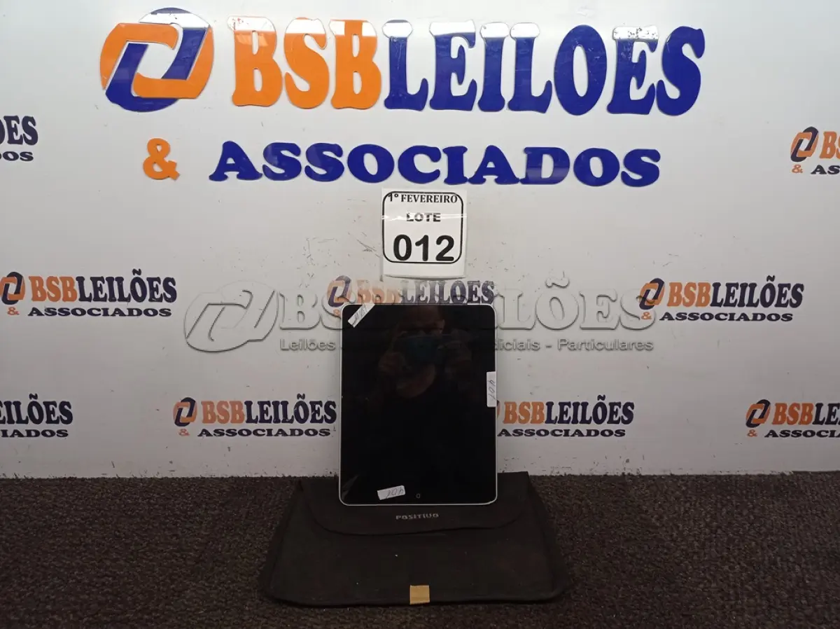 LOTE 012 - 01 IPAD 16GB SEM CARREGADOR. (NO ESTADO) ATENÇÃO! FAZER A VISITAÇÃO ANTES DE ARREMATAR, NÃO SABEMOS SE FUNCIONA. LEILÃO NÃO TEM GARANTIA E NEM DEVOLUÇÃO, SUJEITO A POSSÍVEIS AVARIAS VISÍVEIS/OCULTAS E/OU AUSÊNCIA DE COMPONENTES.