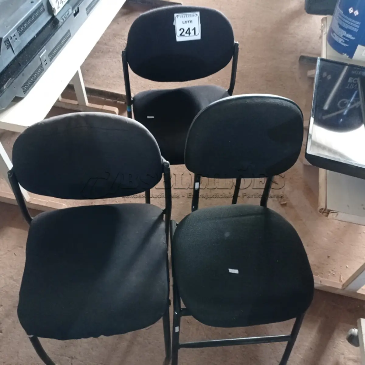 LOTE 241 - 03 CADEIRAS FIXAS ESTOFADAS. (NO ESTADO) ATENÇÃO! FAZER A VISITAÇÃO ANTES DE ARREMATAR, NÃO SABEMOS SE FUNCIONA. LEILÃO NÃO TEM GARANTIA E NEM DEVOLUÇÃO, SUJEITO A POSSÍVEIS AVARIAS VISÍVEIS/OCULTAS E/OU AUSÊNCIA DE COMPONENTES.
