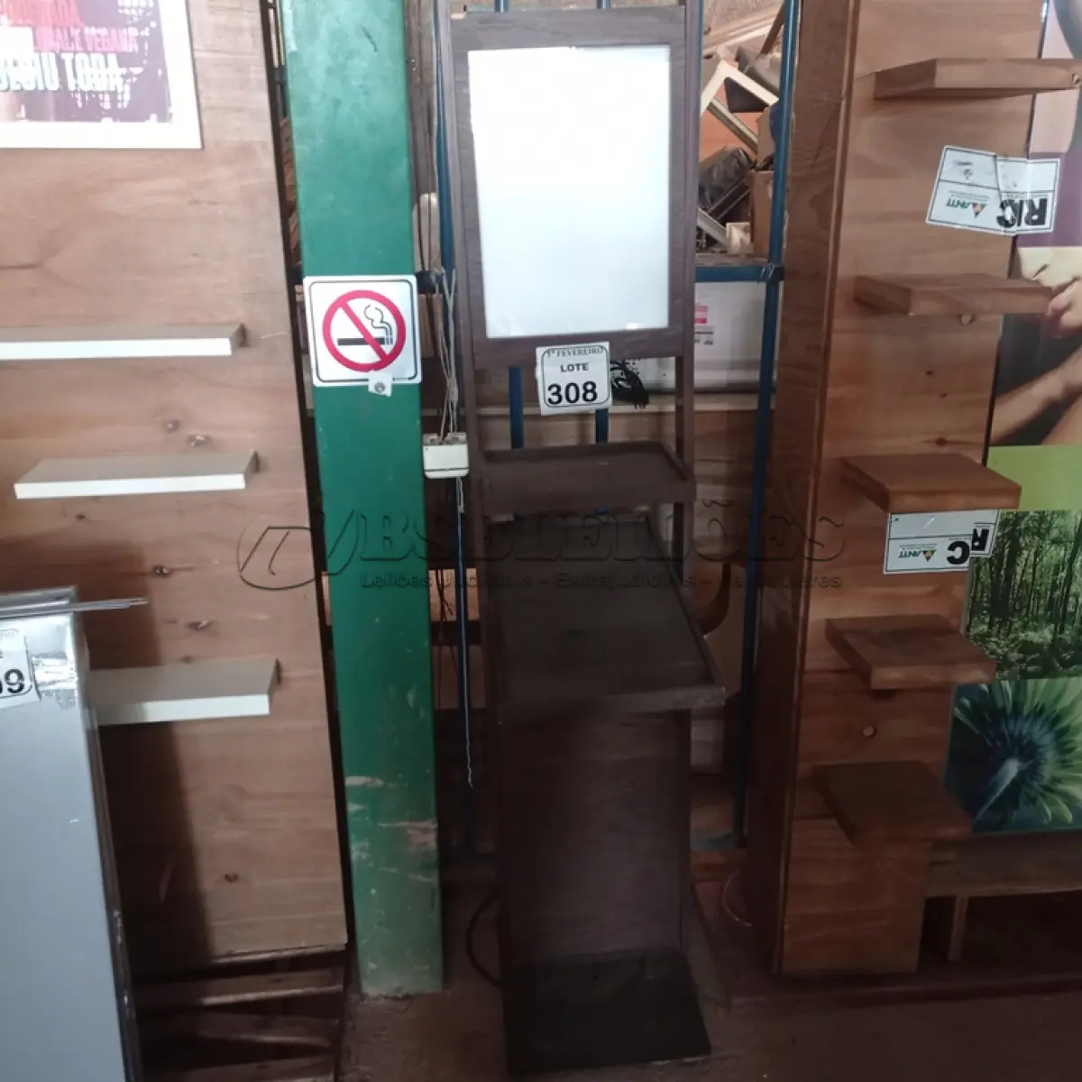 LOTE 308 - 01 EXPOSITOR EM MADEIRA. (NO ESTADO) ATENÇÃO! FAZER A VISITAÇÃO ANTES DE ARREMATAR, NÃO SABEMOS SE FUNCIONA. LEILÃO NÃO TEM GARANTIA E NEM DEVOLUÇÃO, SUJEITO A POSSÍVEIS AVARIAS VISÍVEIS/OCULTAS E/OU AUSÊNCIA DE COMPONENTES.